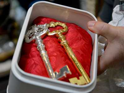 Il sindaco nell�occasione metteva in mano all�angelo due chiavi della citt�, anch�esse in argento. Chiavi che vediamo adagiate su un cuscino rosso in un apposito contenitore